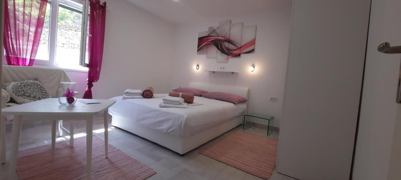 Apartments Suho Комижа Екстер'єр фото